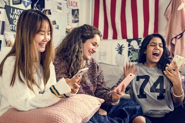 Tonårsflickor Som Använder Smartphones Ett Sovrum Internet Pyjamasparty — Stockfoto