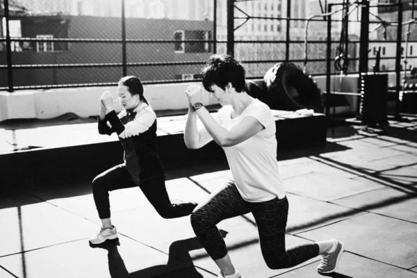 Gente Haciendo Ejercicio Gimnasio Aire Libre —  Fotos de Stock