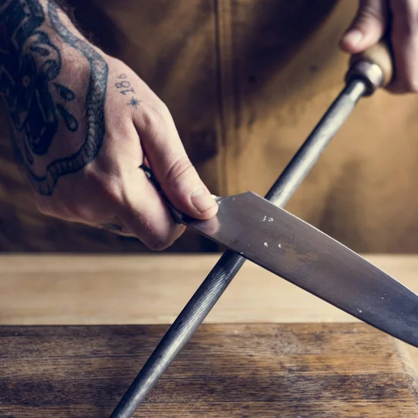 Профессиональный Повар Затачивает Нож Кухне — стоковое фото