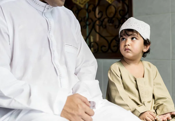 Muslimischer Junge Lernt Salah — Stockfoto