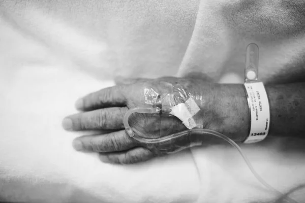 Primer plano de la mano con tubo intravenoso — Foto de Stock