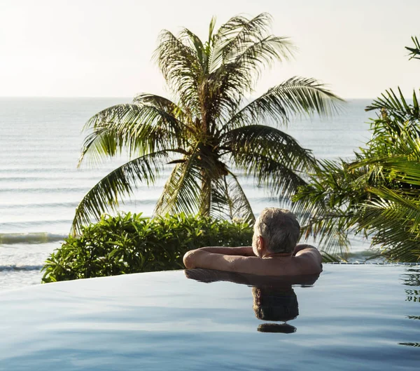 Seniorin Chillt Schwimmbad — Stockfoto