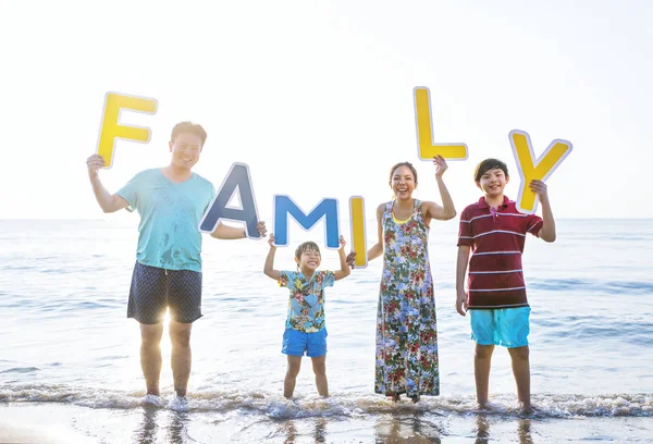 Азиатская Семья Держит Семейные Письма Пляже Перед Закатом Неба — стоковое фото