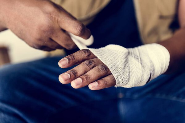 Люди с концепцией домашней безопасности
