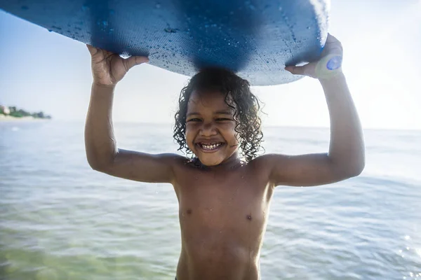 Чарівна Усміхнена Маленька Дитина Носить Дошку Серфінгу Голові Морі — стокове фото