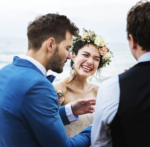 Recém Casados Alegres Cerimônia Casamento Praia — Fotografia de Stock