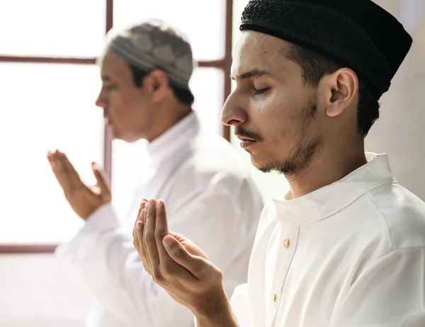 Muslim Laki Laki Berdoa Selama Bulan Ramadan — Stok Foto