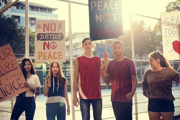 Grupa Nastolatków Protestujących Demonstracji Gospodarstwa Plakaty Antywojennego Sprawiedliwości Pokoju Koncepcja — Zdjęcie stockowe