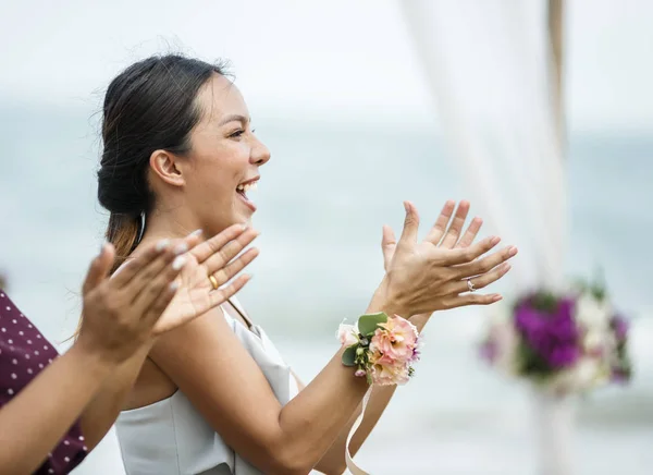 Dama Honra Aplaudindo Para Noiva Noivo Durante Cerimônia Casamento Praia — Fotografia de Stock