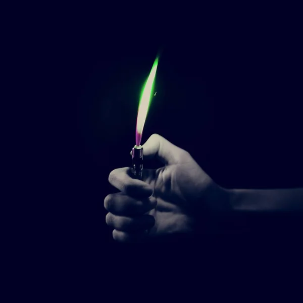 Hand Hält Dunkeln Entzündetes Feuerzeug — Stockfoto
