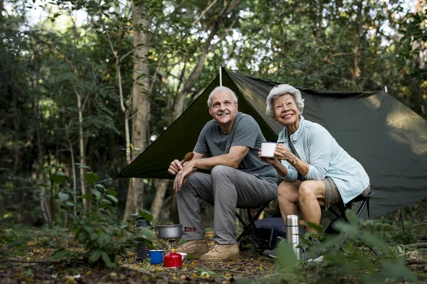 Amis Seniors Prenant Café Dans Camping — Photo