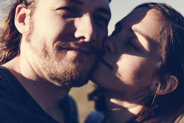 Pareja Senderismo Juntos Desierto —  Fotos de Stock