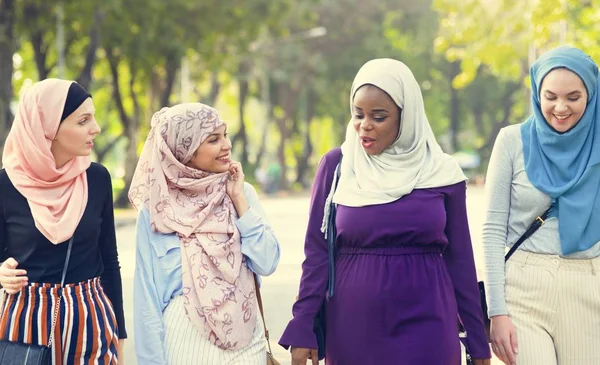 Mulheres Islâmicas Amigos Andando Discutindo Juntos — Fotografia de Stock
