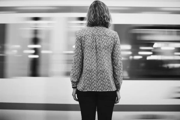 Rückansicht Einer Blonden Frau Die Bahnsteig Wartet — Stockfoto