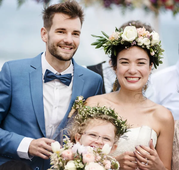 Fröhliches Brautpaar Mit Entzückendem Blumenmädchen Bei Strandhochzeit — Stockfoto