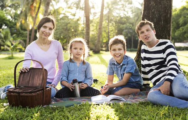 부모와 이들이 바구니와 피크닉에 공원에서 피크닉 담요에 — 스톡 사진