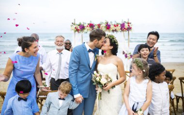 Konuklar alkışlar onlara süre sahilde düğün töreni sırasında çift