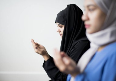 Allah 'a dua eden Müslüman kadınlar