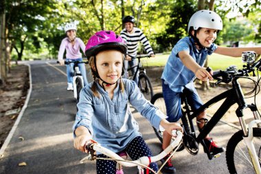 Aile parkı bisiklet sürme kask içinde