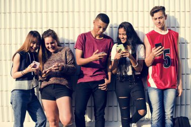 Genç Genç arkadaş birlikte smartphone sosyal medya kavramı kullanılarak soğutma grubu