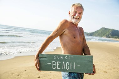 Komuta sizde plajda bir tabela holding