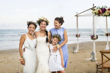 Mutlu gelin ve nedimeleri onun düğününe Plajı'nda