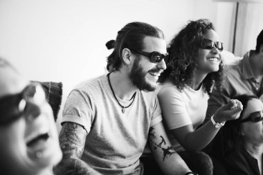 Grup arkadaşıyla birlikte 3d film izlerken