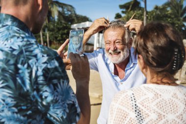 Kumsalda oynarken üst düzey arkadaşlar