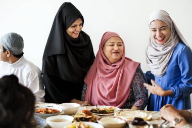 Müslüman bir aile Ramazan ziyafeti çekiyor