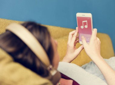 kadın kanepede müzik dinlemek