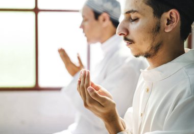 Allah 'a dua eden Müslümanlar
