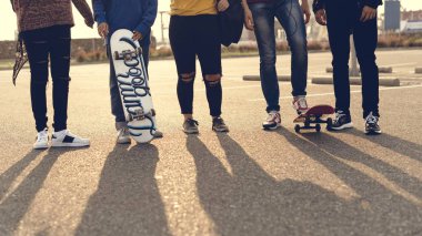 Okul arkadaşlar açık havada yaşam tarzının grubunu