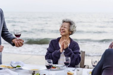 Bir akşam yemeği yaşlılar plajda parti