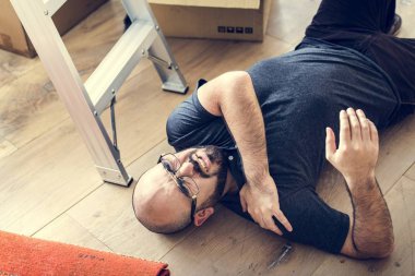 Yaralanan alma bir kişi