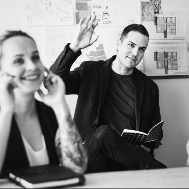 siyah ve beyaz çekim yakışıklı mimar Ofis Toplantı sırasında el yetiştirme