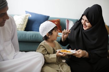 Müslüman aile yerde akşam yemeği