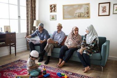 Müslüman aile içinde belgili tanımlık ev rahatlatıcı