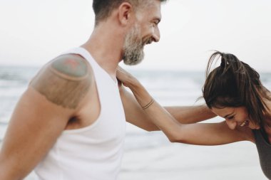 Sahilde uzanan Çift