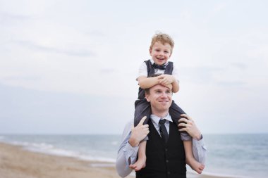 çok güzel oğlum plaj düğününde babalar omuzlarında sürme