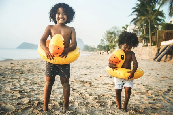 Adorabili Bambini Africani Americani Con Tubi Anatra Piedi Sulla Spiaggia — Foto Stock