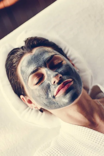 Femme Relaxante Avec Masque Facial Spa — Photo