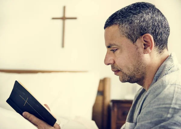 Człowiek Czytający Biblię — Zdjęcie stockowe
