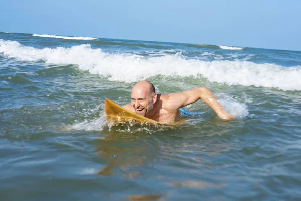 Mogen Surfer Redo Att Fånga Våg — Stockfoto