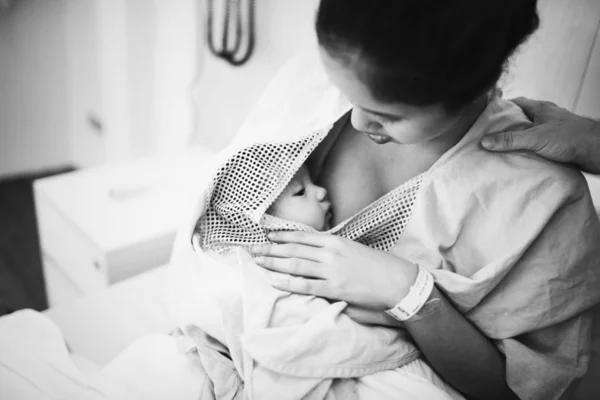 Mãe Brest Alimentando Seu Bebê — Fotografia de Stock