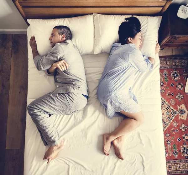 Διαφυλετικα Ζευγάρι Κοιμάται Πλάτη Πλάτη Στο Κρεβάτι — Φωτογραφία Αρχείου