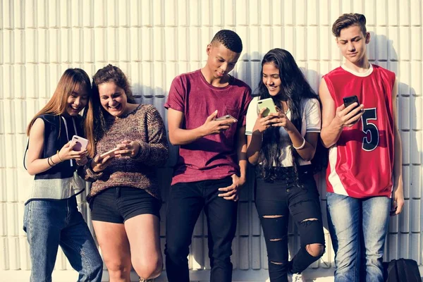 Grupa Przyjaciół Młodych Nastolatek Chłodzenie Pomocą Smartphone Social Media Concept — Zdjęcie stockowe