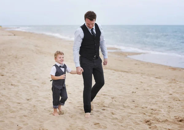 Красивий Батько Син Костюмах Йдуть Пляжі — стокове фото