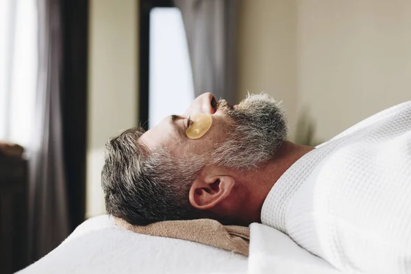 Homem Relaxante Com Tratamento Máscara Olho Dourado — Fotografia de Stock