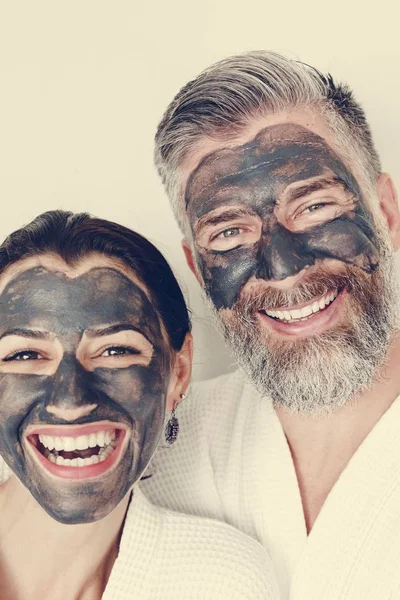 Casal Feliz Usando Uma Máscara Carvão — Fotografia de Stock