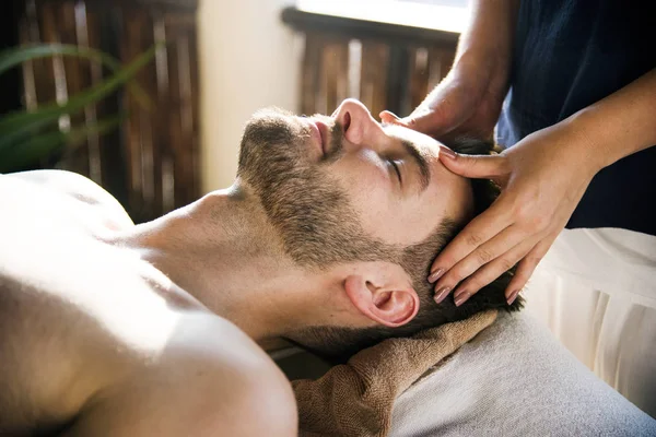 Mujer Relajándose Tratamiento Spa — Foto de Stock